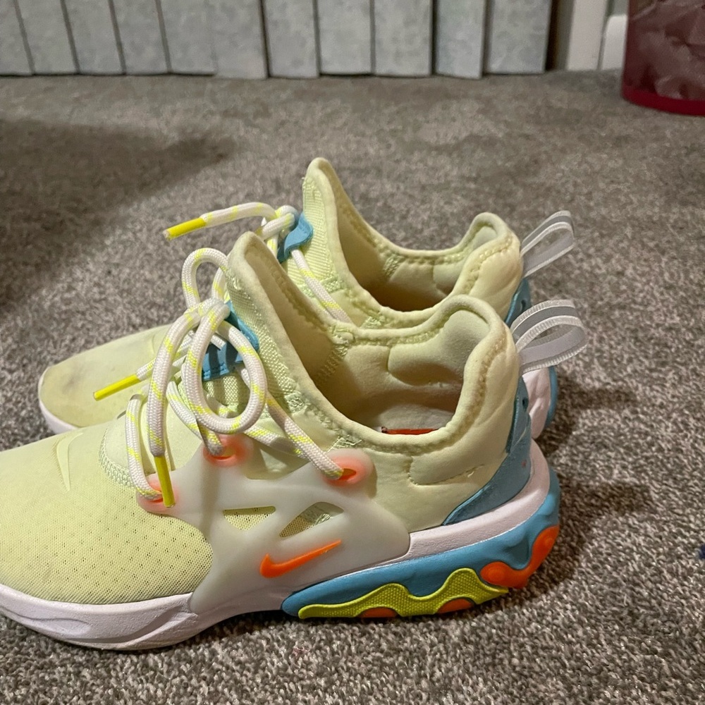 nike tennis shoes. size 7